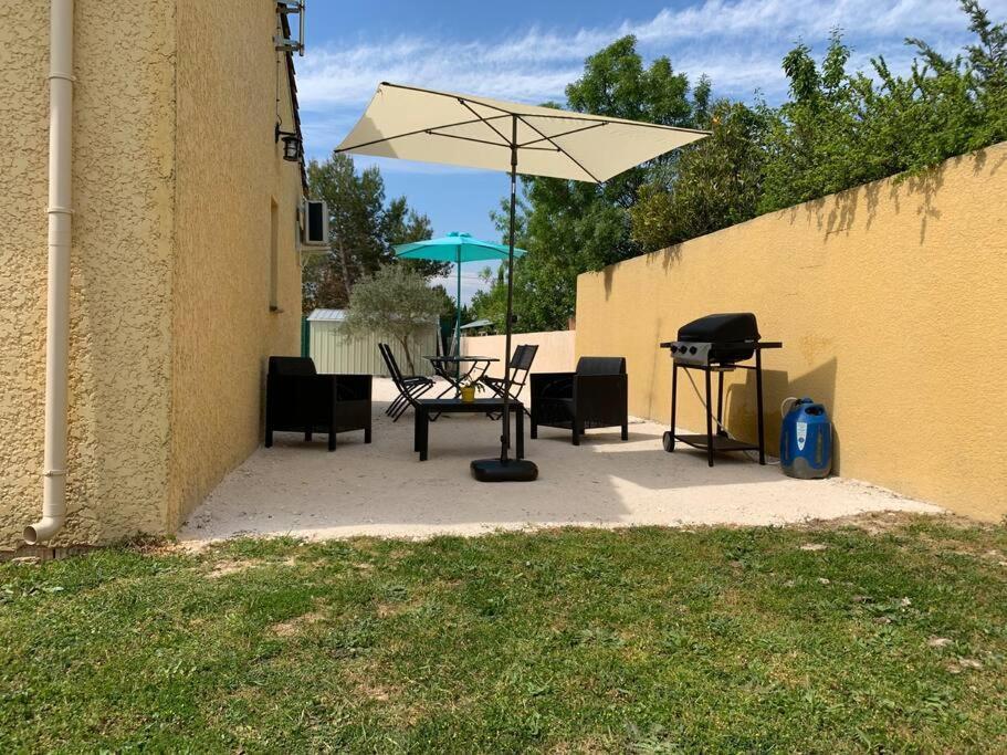 Loue Studio Dans Une Villa Avec Piscine Terrasse Saint-Theodorit المظهر الخارجي الصورة
